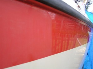 Rumfaufbereitung. Links im Bild sehr auffällig die Verkreidung des roten Streifens. Rechts im Bild nach der 2maligen Bearbeitung mit einer Schleifpolitur.